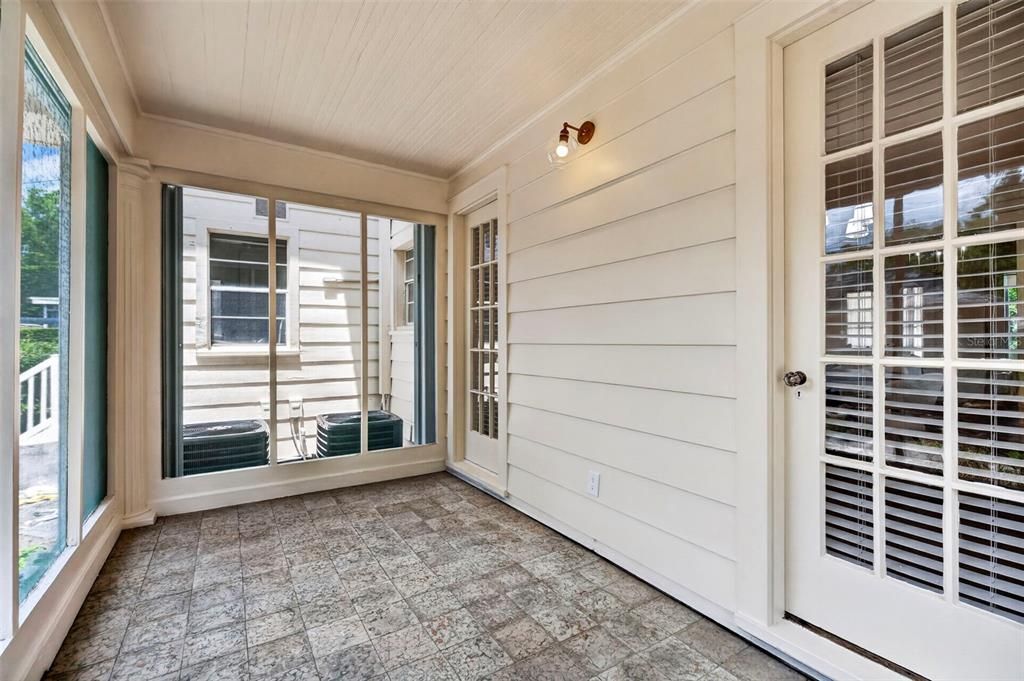 Activo con contrato: $695,000 (3 camas, 2 baños, 2347 Pies cuadrados)