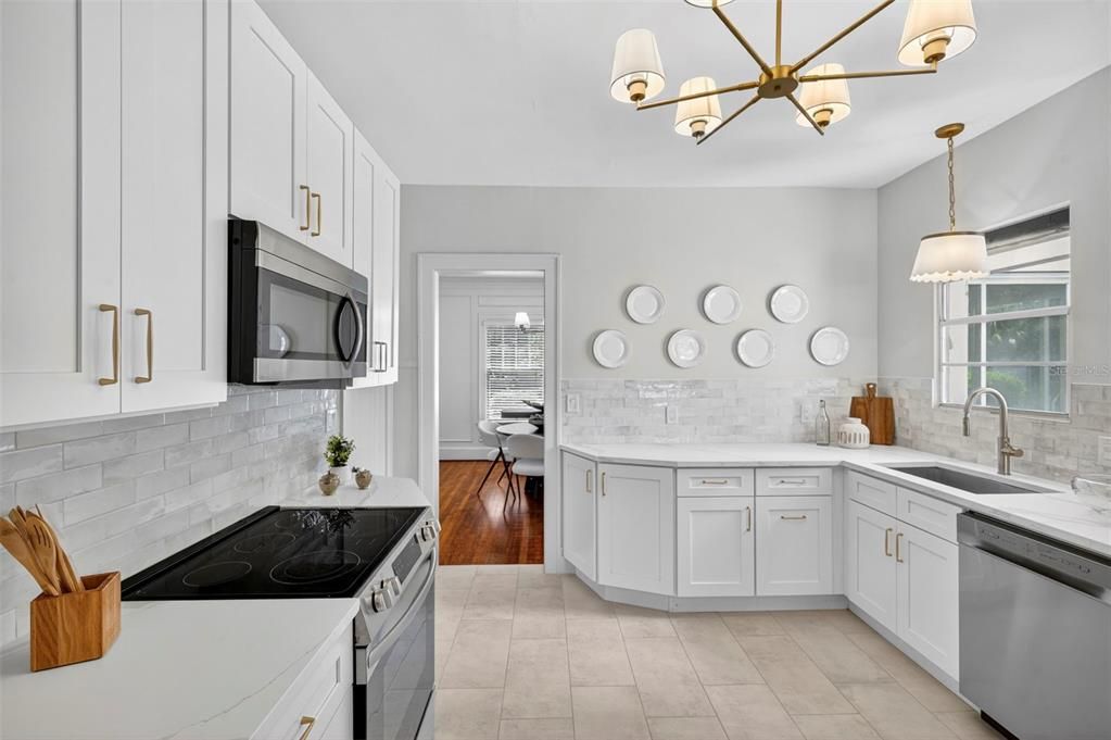 Activo con contrato: $695,000 (3 camas, 2 baños, 2347 Pies cuadrados)