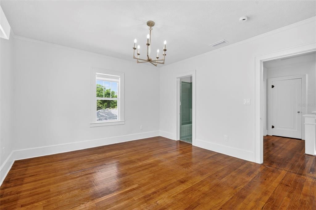 Activo con contrato: $695,000 (3 camas, 2 baños, 2347 Pies cuadrados)