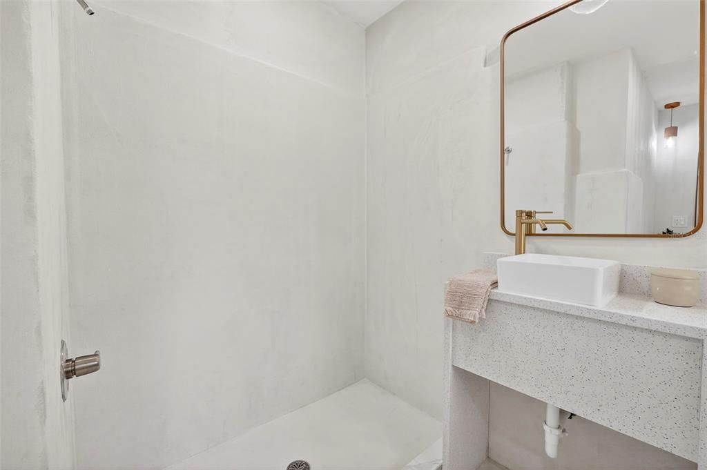 Activo con contrato: $695,000 (3 camas, 2 baños, 2347 Pies cuadrados)