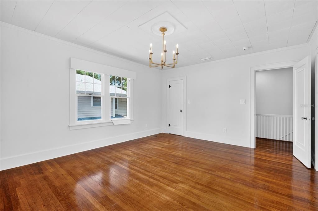 Activo con contrato: $695,000 (3 camas, 2 baños, 2347 Pies cuadrados)