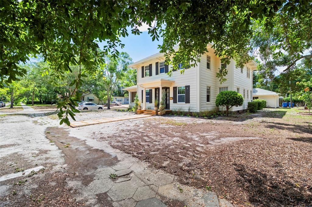 Activo con contrato: $695,000 (3 camas, 2 baños, 2347 Pies cuadrados)