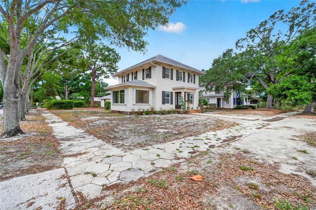 Activo con contrato: $695,000 (3 camas, 2 baños, 2347 Pies cuadrados)