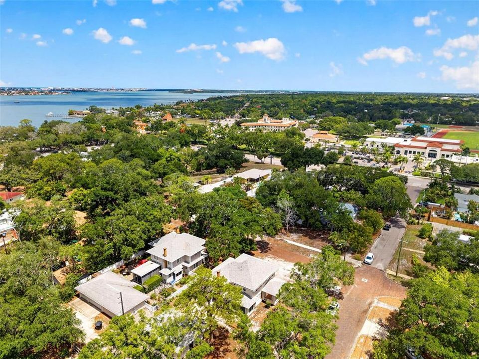 Activo con contrato: $695,000 (3 camas, 2 baños, 2347 Pies cuadrados)