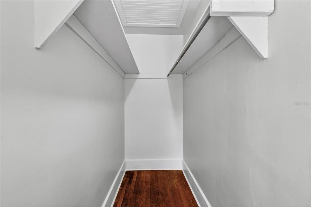 Activo con contrato: $695,000 (3 camas, 2 baños, 2347 Pies cuadrados)