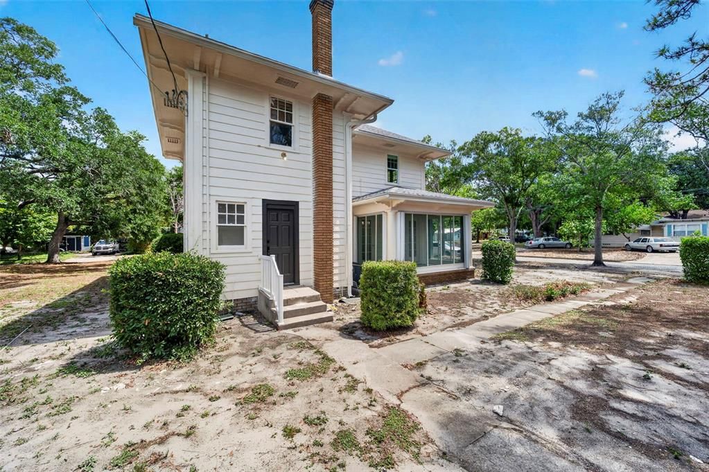 Activo con contrato: $695,000 (3 camas, 2 baños, 2347 Pies cuadrados)