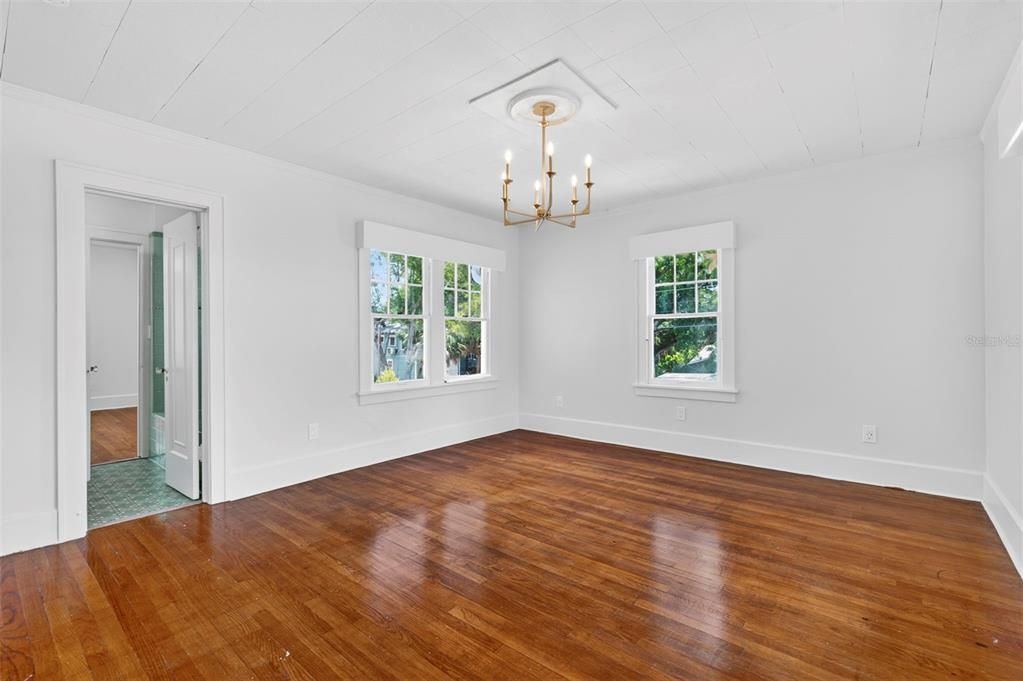 Activo con contrato: $695,000 (3 camas, 2 baños, 2347 Pies cuadrados)