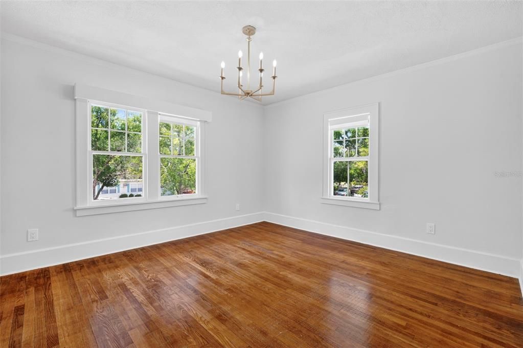 Activo con contrato: $695,000 (3 camas, 2 baños, 2347 Pies cuadrados)