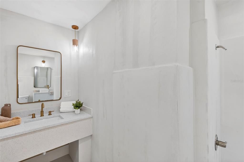 Activo con contrato: $695,000 (3 camas, 2 baños, 2347 Pies cuadrados)