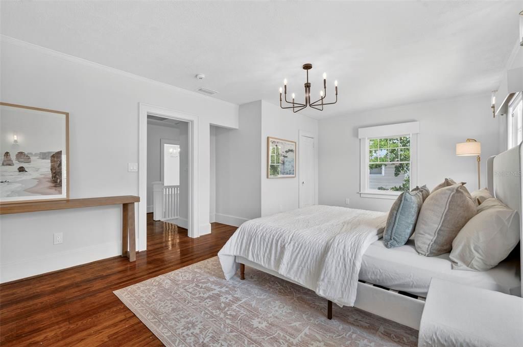 Activo con contrato: $695,000 (3 camas, 2 baños, 2347 Pies cuadrados)