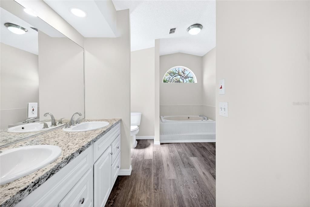 For Sale: $359,000 (3 beds, 2 baths, 1974 Square Feet)