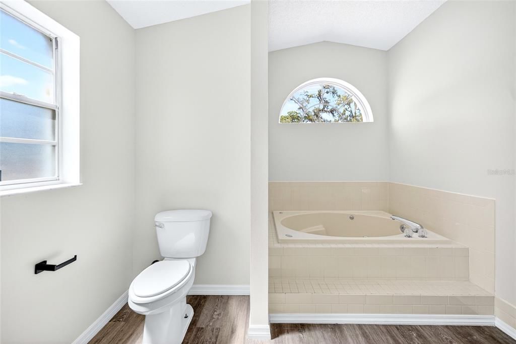 For Sale: $359,000 (3 beds, 2 baths, 1974 Square Feet)