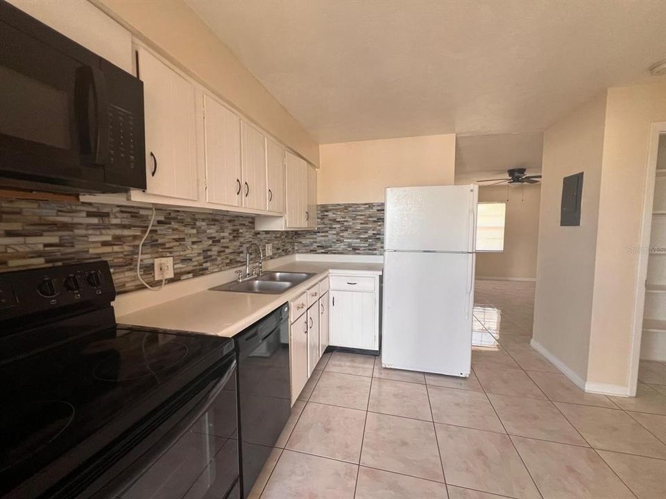 В аренду: $1,550 (2 спален, 1 ванн, 930 Квадратных фут)