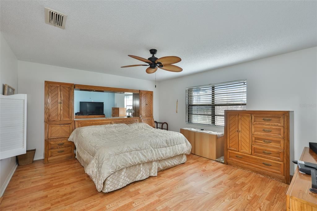 For Sale: $199,000 (2 beds, 2 baths, 1579 Square Feet)