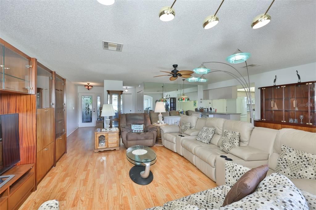 For Sale: $199,000 (2 beds, 2 baths, 1579 Square Feet)