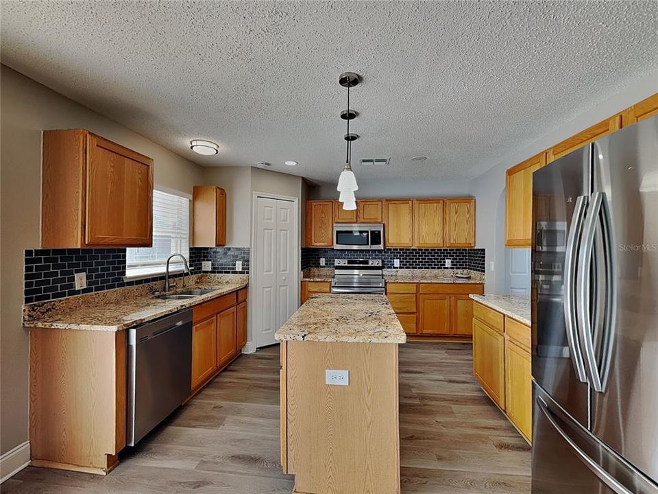 For Rent: $2,219 (4 beds, 2 baths, 2344 Square Feet)