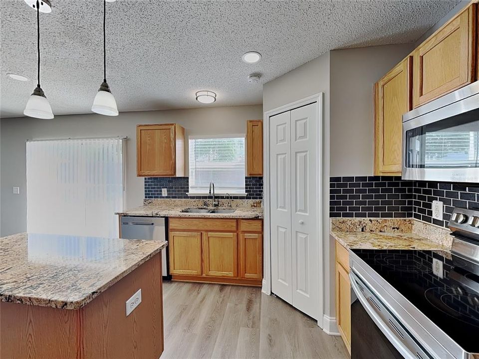 For Rent: $2,219 (4 beds, 2 baths, 2344 Square Feet)