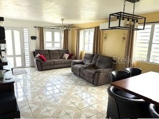 En Venta: $299,000 (4 camas, 2 baños, 3200 Pies cuadrados)
