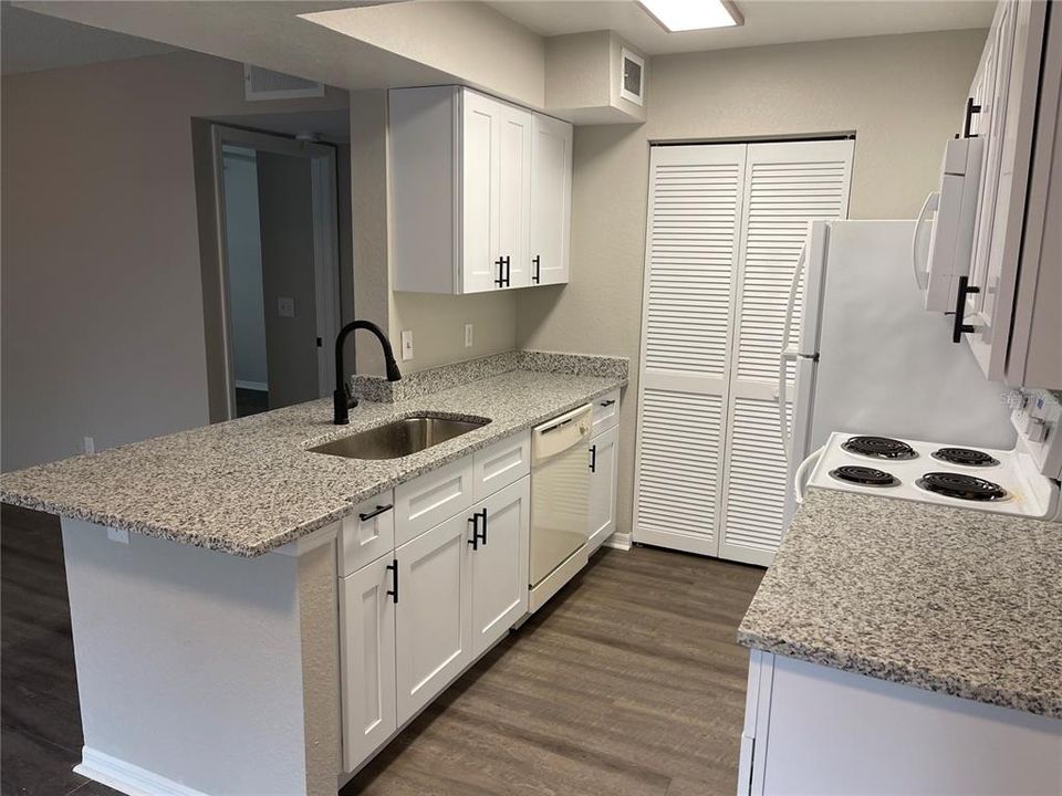 For Sale: $160,000 (2 beds, 2 baths, 829 Square Feet)
