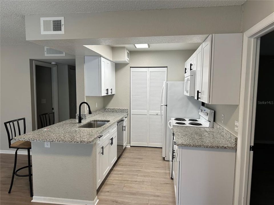 For Sale: $160,000 (2 beds, 2 baths, 829 Square Feet)