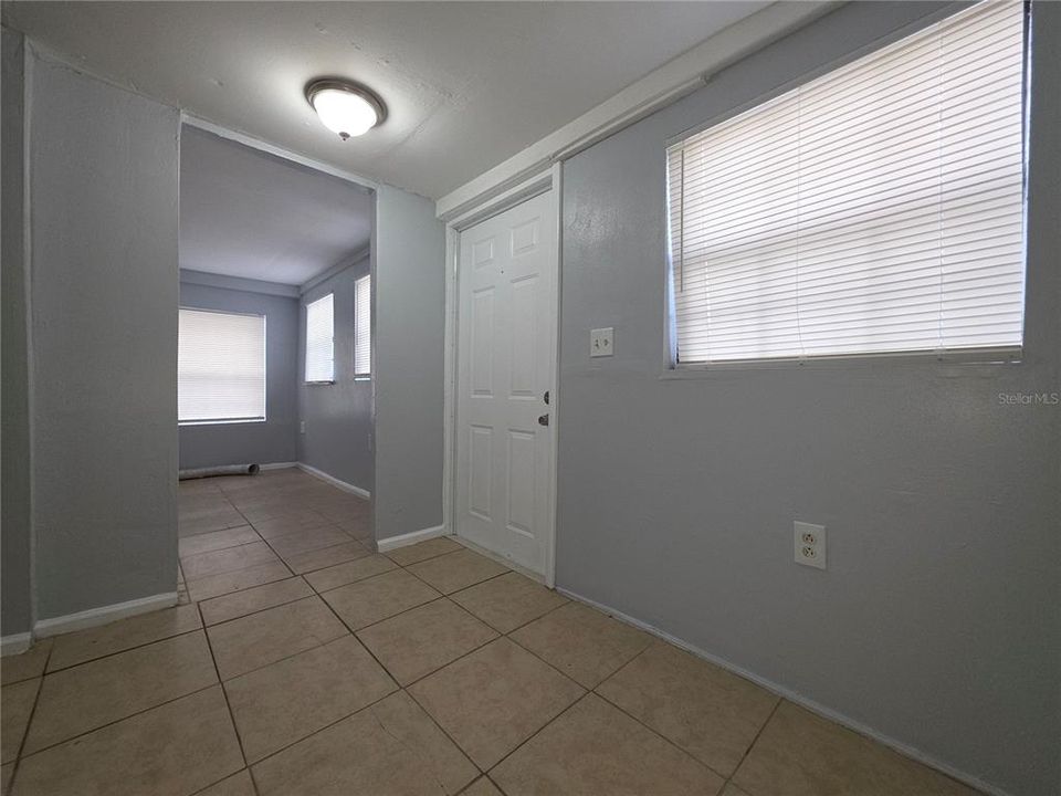 For Rent: $985 (2 beds, 1 baths, 750 Square Feet)