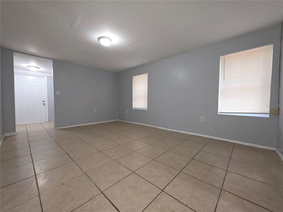 For Rent: $985 (2 beds, 1 baths, 750 Square Feet)
