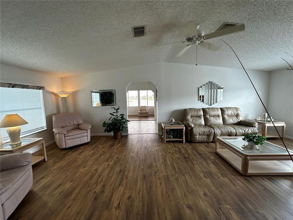 En Venta: $184,900 (2 camas, 2 baños, 1295 Pies cuadrados)
