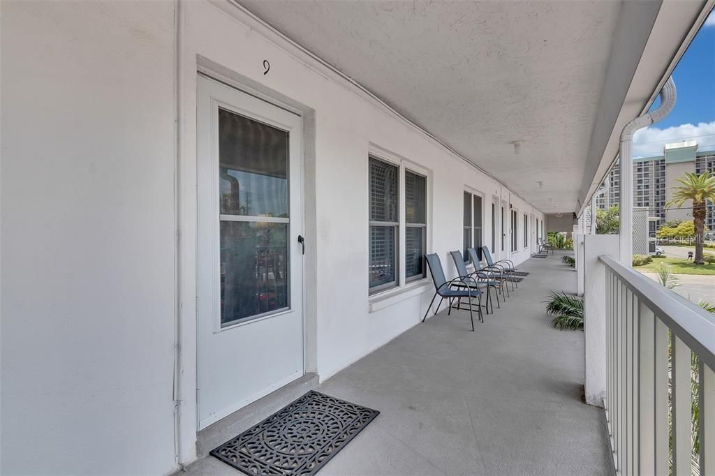 For Sale: $239,000 (1 beds, 1 baths, 617 Square Feet)