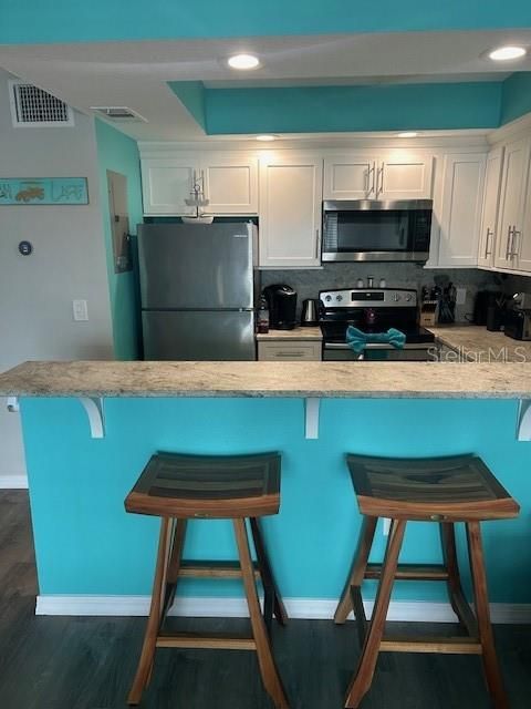 For Sale: $239,000 (1 beds, 1 baths, 617 Square Feet)