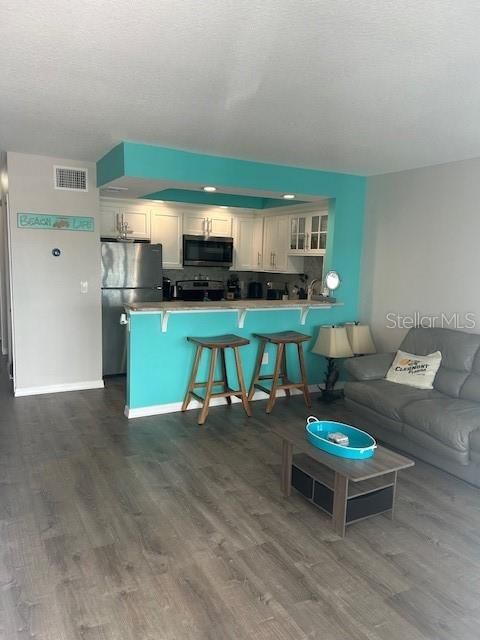 For Sale: $239,000 (1 beds, 1 baths, 617 Square Feet)