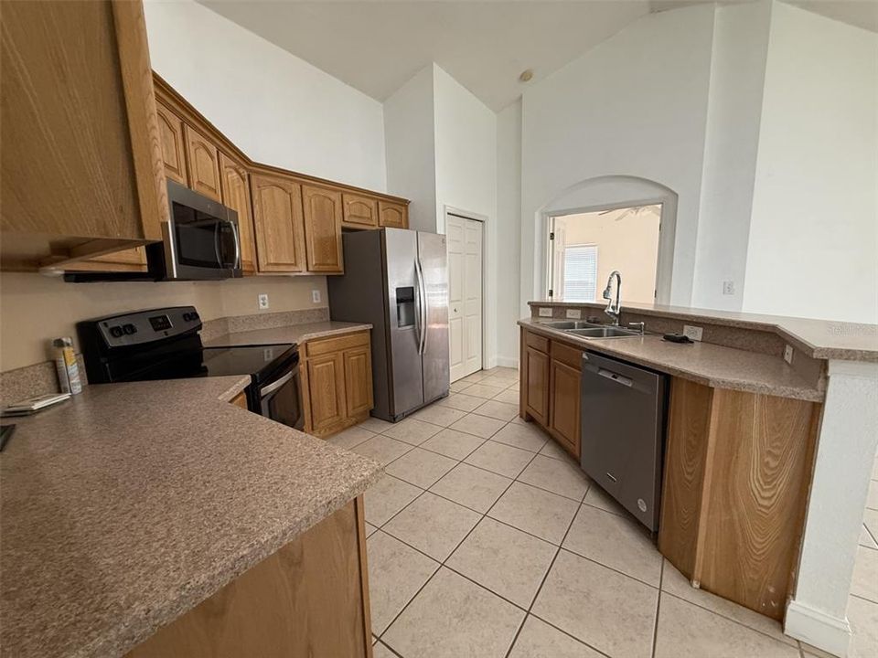 For Rent: $2,000 (3 beds, 2 baths, 1709 Square Feet)