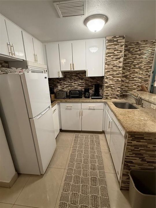 For Sale: $252,000 (2 beds, 2 baths, 583 Square Feet)