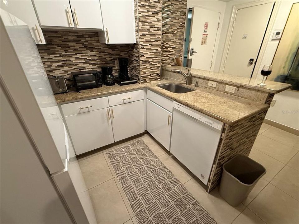 For Sale: $252,000 (2 beds, 2 baths, 583 Square Feet)
