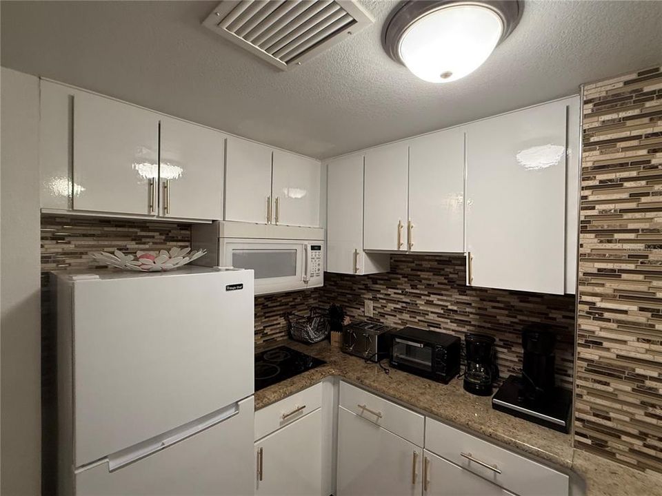 For Sale: $252,000 (2 beds, 2 baths, 583 Square Feet)