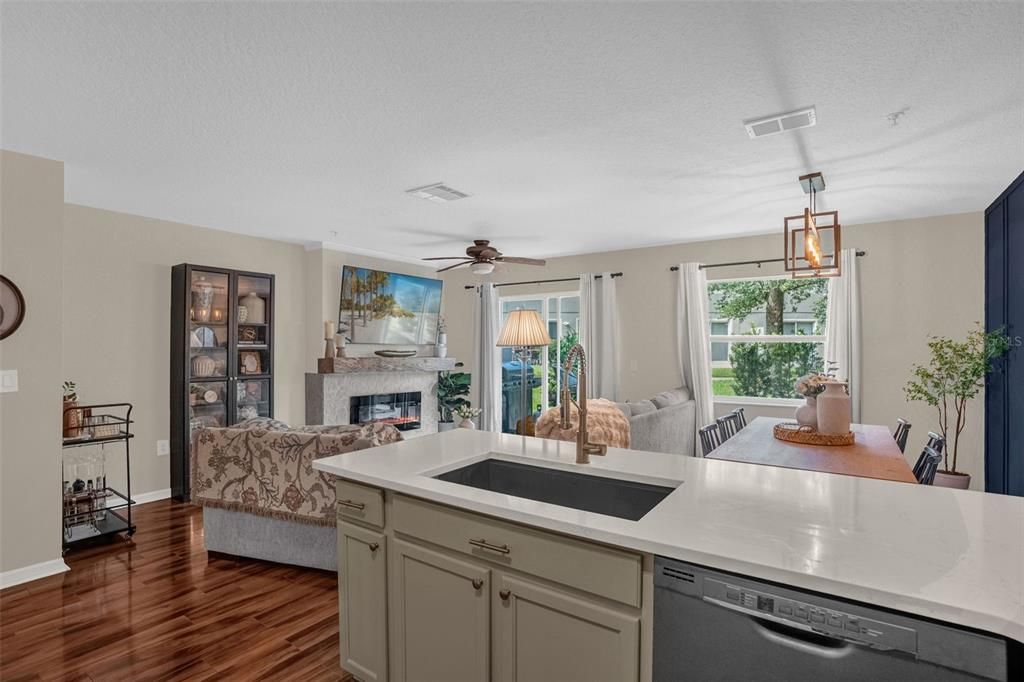 En Venta: $304,999 (2 camas, 2 baños, 1275 Pies cuadrados)
