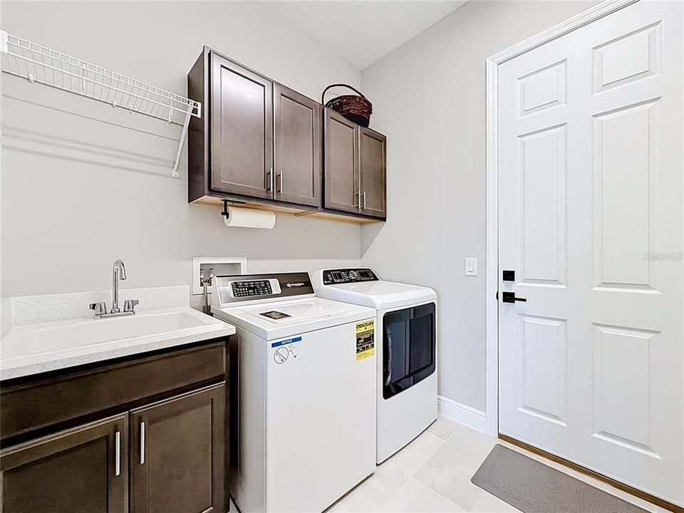 For Sale: $1,050,000 (3 beds, 3 baths, 2728 Square Feet)