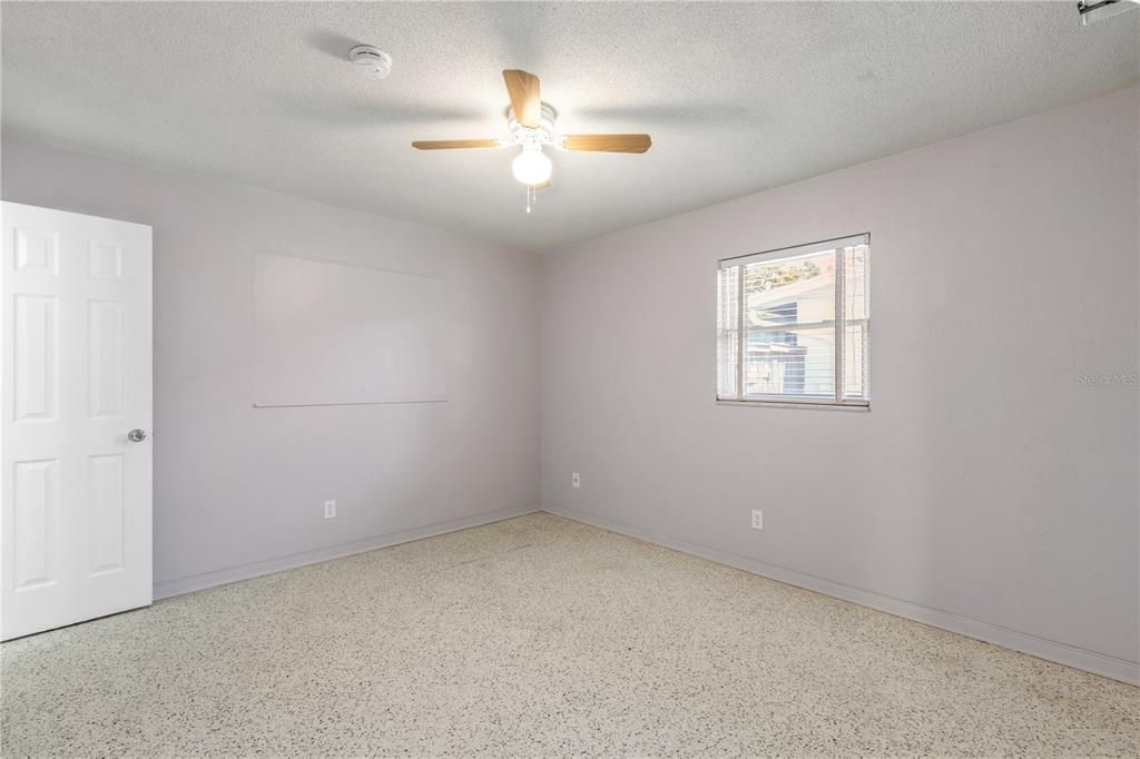 Activo con contrato: $235,000 (3 camas, 1 baños, 1478 Pies cuadrados)