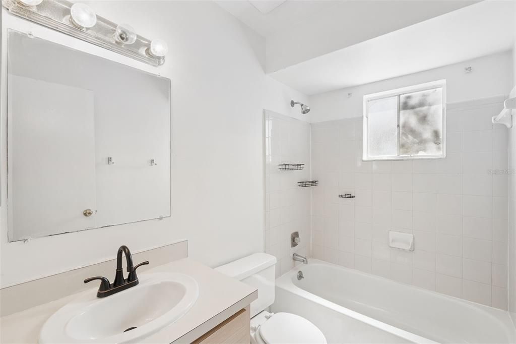 Activo con contrato: $275,000 (3 camas, 2 baños, 1380 Pies cuadrados)