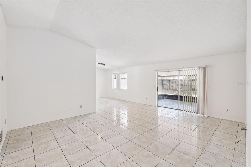 Activo con contrato: $275,000 (3 camas, 2 baños, 1380 Pies cuadrados)