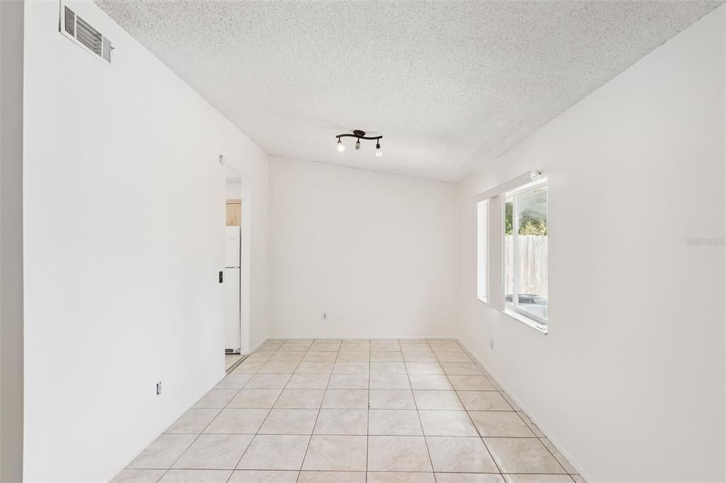 Activo con contrato: $275,000 (3 camas, 2 baños, 1380 Pies cuadrados)