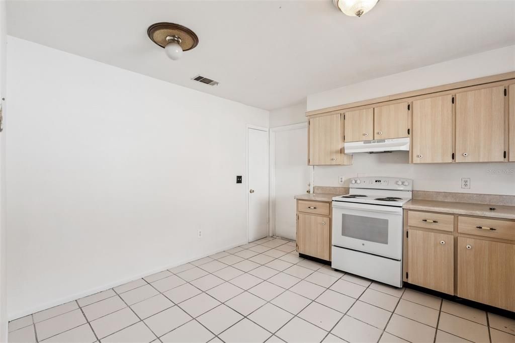 Activo con contrato: $275,000 (3 camas, 2 baños, 1380 Pies cuadrados)