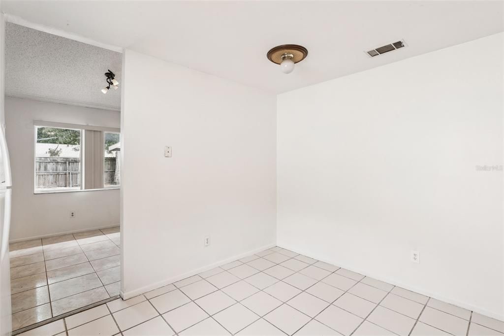 Activo con contrato: $275,000 (3 camas, 2 baños, 1380 Pies cuadrados)