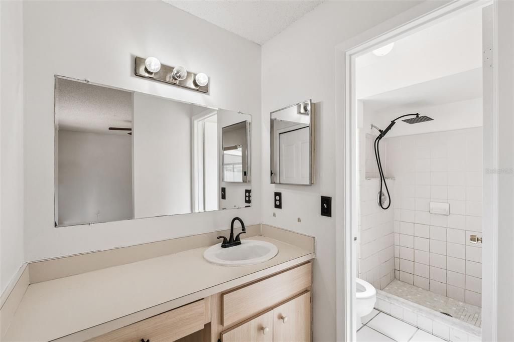 Activo con contrato: $275,000 (3 camas, 2 baños, 1380 Pies cuadrados)