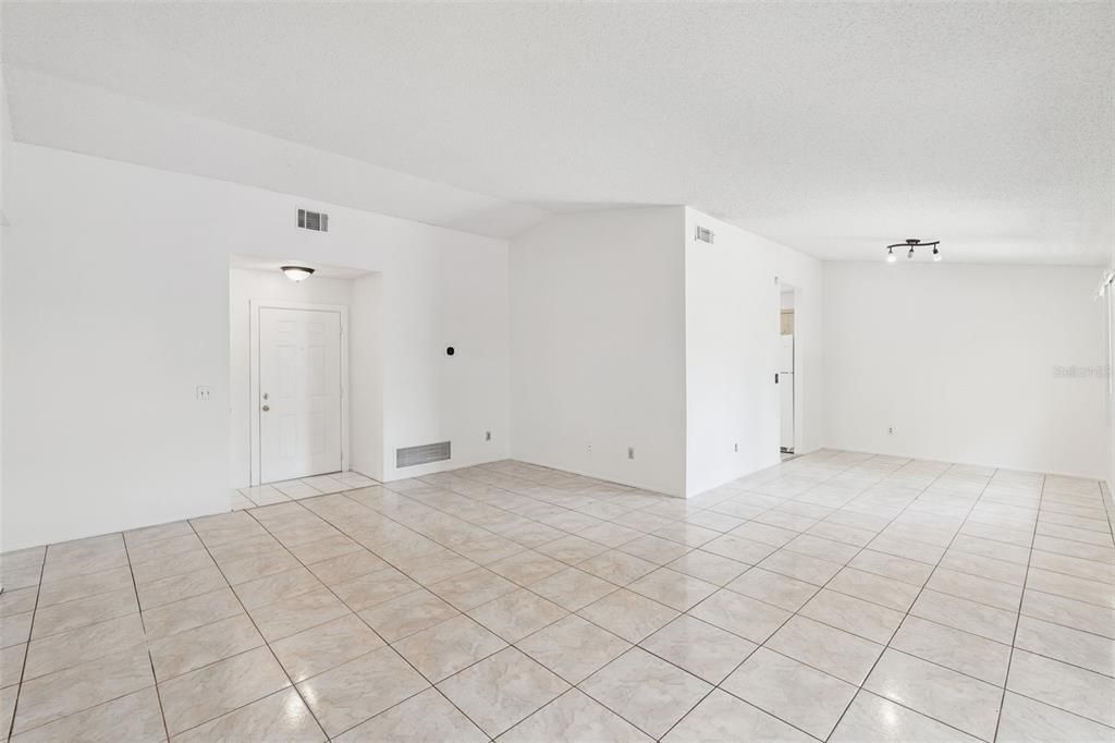 Activo con contrato: $275,000 (3 camas, 2 baños, 1380 Pies cuadrados)