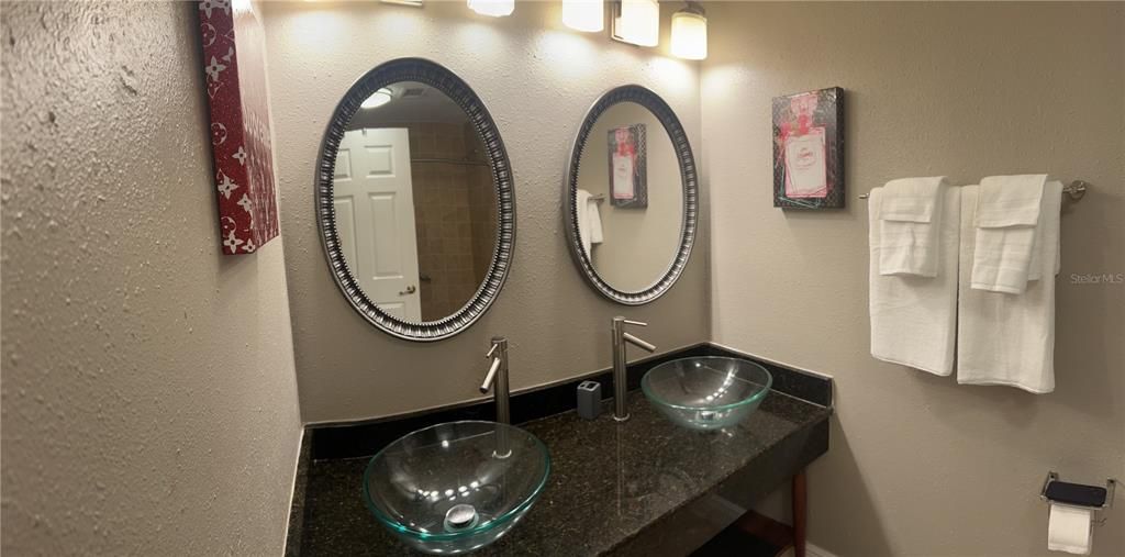 For Sale: $249,000 (2 beds, 2 baths, 583 Square Feet)