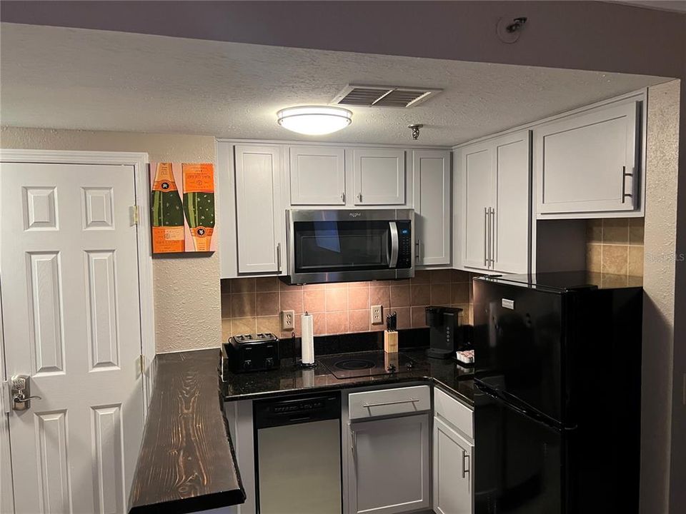 For Sale: $249,000 (2 beds, 2 baths, 583 Square Feet)