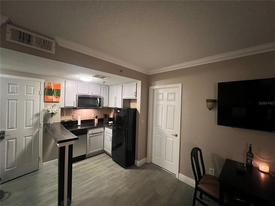 For Sale: $249,000 (2 beds, 2 baths, 583 Square Feet)