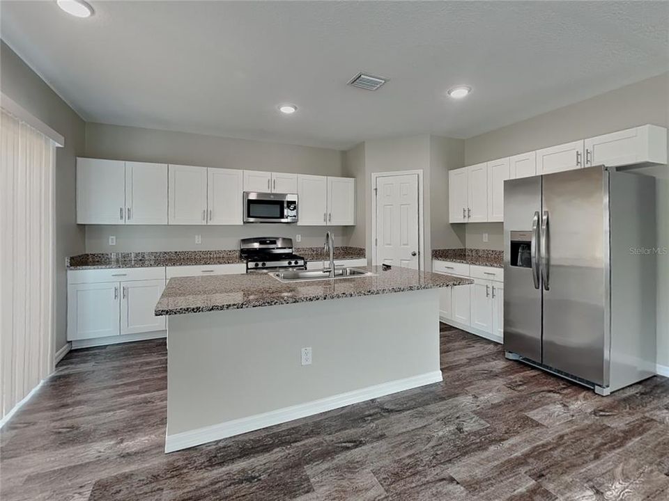 For Rent: $2,679 (5 beds, 3 baths, 2453 Square Feet)