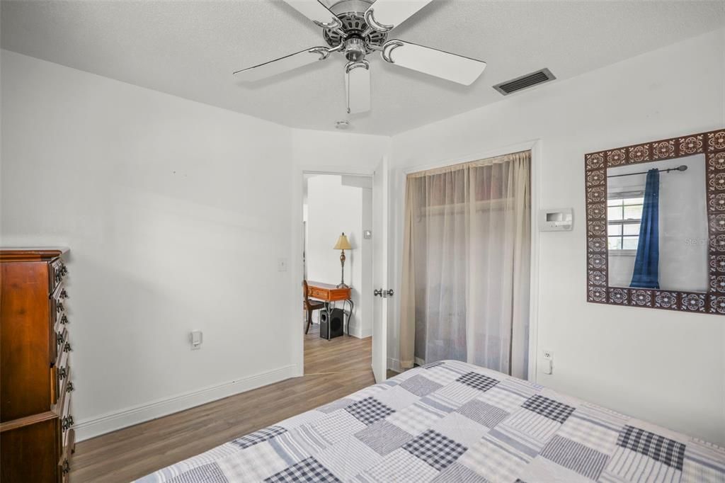 На продажу: $129,900 (2 спален, 1 ванн, 720 Квадратных фут)