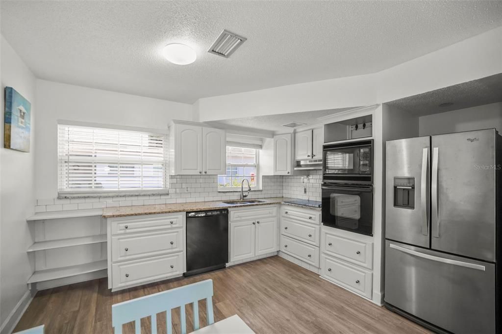 На продажу: $129,900 (2 спален, 1 ванн, 720 Квадратных фут)